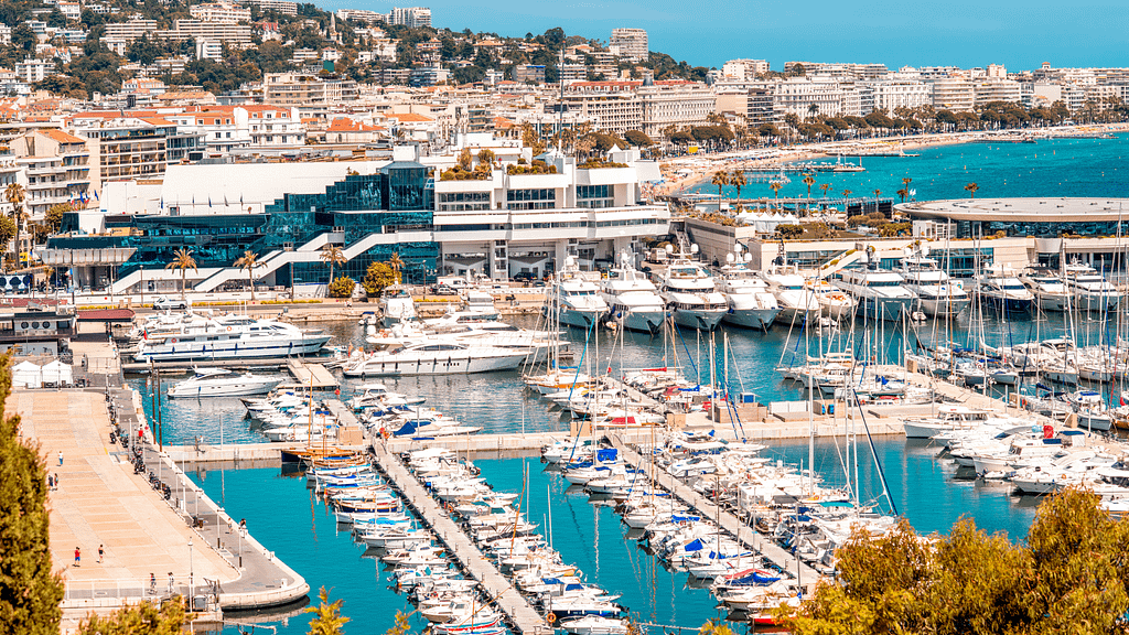 palais des festivals à cannes et le port de plaisance