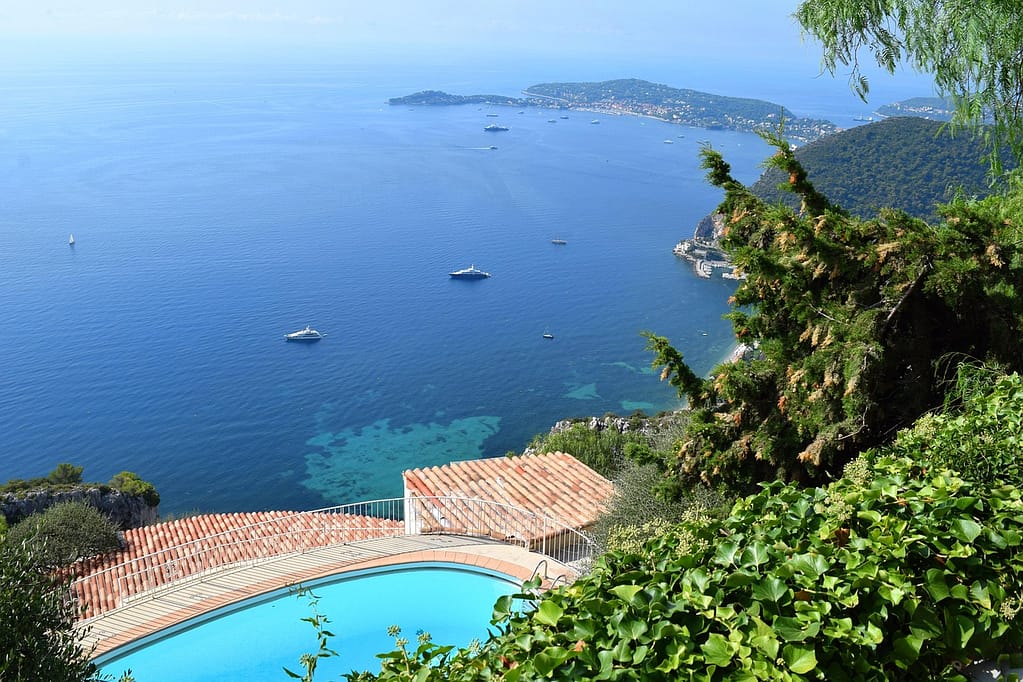 vue aérienne sur la baie d'Eze