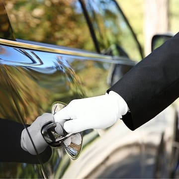 main qui tient une poignée de voiture